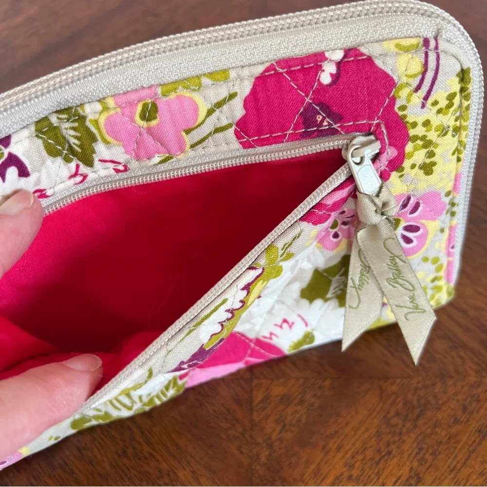 LIKE NEW Vera Bradley Make Me Blush Opera Wallet - Picture 5 of 9
